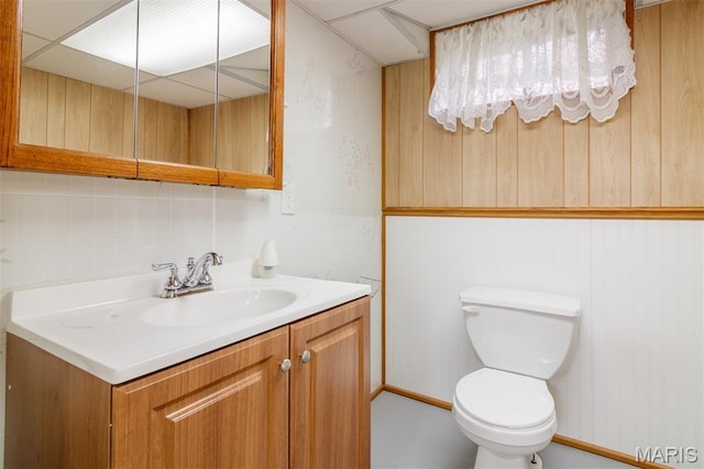 607 9th St, Highland, IL 62249 - bathroom with vanity, toilet, and backsplash