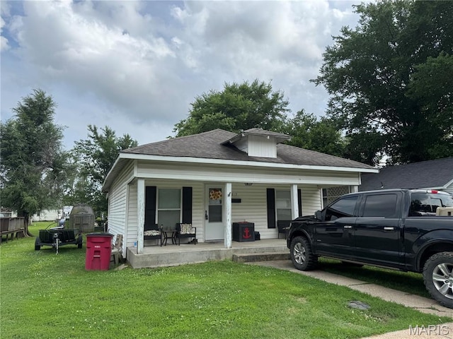 819 E Kathleen St, Sikeston, MO 63801 - bungalow with covered porch, a front lawn, and roof with shingles