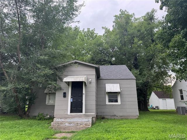 627 Vernon Ave, Sikeston, MO 63801 - bungalow-style house featuring a front yard and a shingled roof
