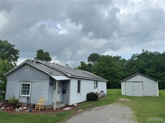 118 N 3rd St, Sikeston, MO 63801 - view of front facade with a front lawn, driveway, and an outbuilding