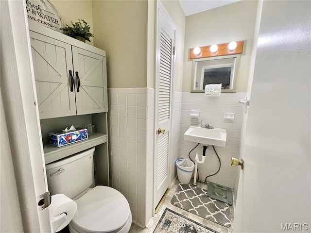 873 White Rd, Montgomery City, MO 63361 - bathroom featuring tile walls, a wainscoted wall, and tile patterned floors