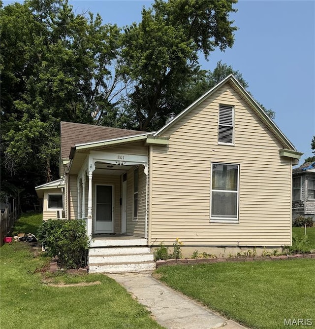801 Grand Ave, Hannibal, MO 63401 - bungalow-style house with a front yard and a porch