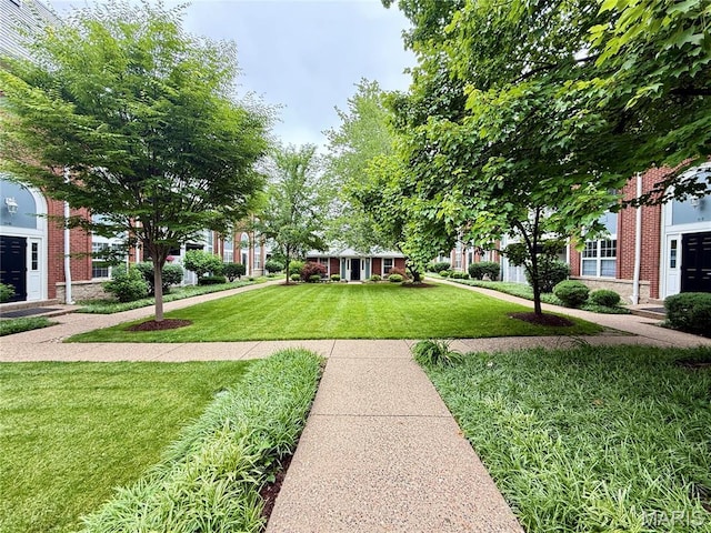 4235 W Pine Blvd Unit 21, Saint Louis, MO 63108 - view of community featuring a lawn