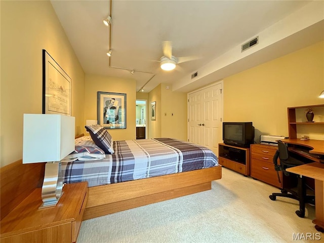 4235 W Pine Blvd Unit 21, Saint Louis, MO 63108 - bedroom featuring light colored carpet, an office area, rail lighting, a ceiling fan, and connected bathroom