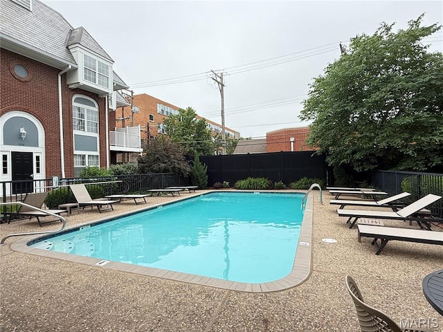 4235 W Pine Blvd Unit 21, Saint Louis, MO 63108 - community pool with a fenced backyard and a patio area