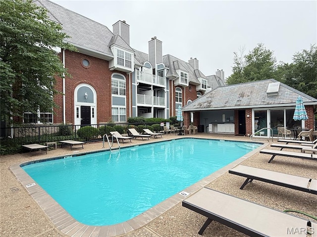 4235 W Pine Blvd Unit 21, Saint Louis, MO 63108 - community pool with a patio, an outdoor structure, and an exterior structure
