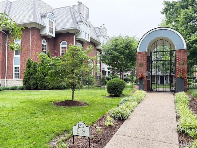 4235 W Pine Blvd Unit 21, Saint Louis, MO 63108 - view of home's community featuring a gate