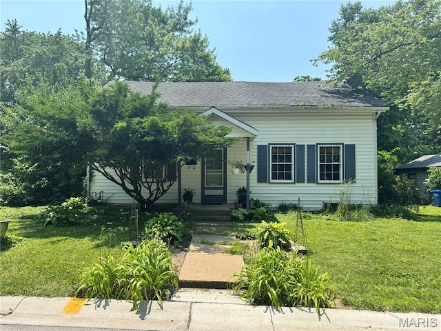 1290 Saint Louis St, Florissant, MO 63031 - view of front of house featuring a front yard and a shingled roof