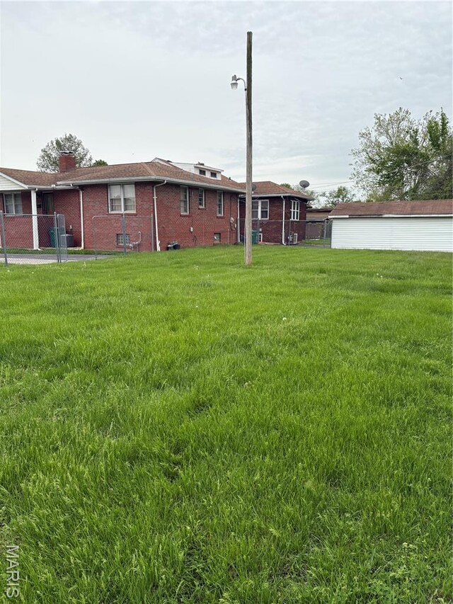 717 N 40th St E, St Louis, IL 62205 - view of yard