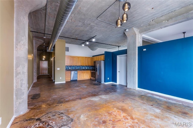 1511 Locust St Unit 404, Saint Louis, MO 63103 - unfurnished living room featuring concrete floors, a high ceiling, and baseboards