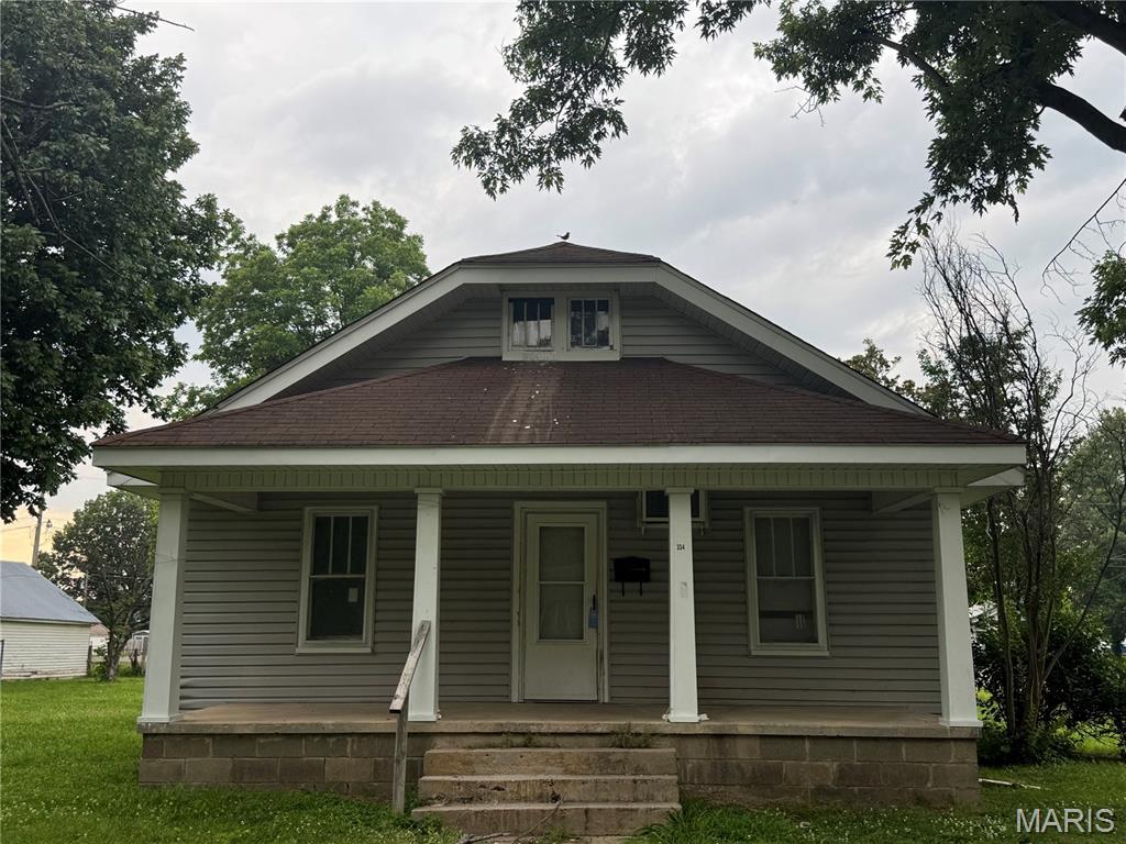 334 E Kathleen St, Sikeston, MO 63801 - bungalow-style home with covered porch