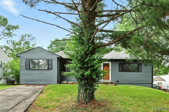 1005 Edgehill Dr, Ferguson, MO 63135 - ranch-style house featuring a front lawn and entry steps