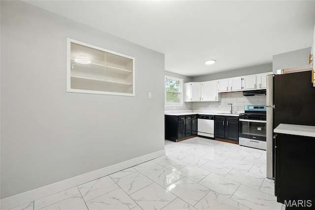 1005 Edgehill Dr, Ferguson, MO 63135 - kitchen featuring stainless steel appliances, under cabinet range hood, dark cabinetry, light countertops, and recessed lighting