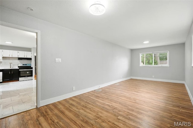 1005 Edgehill Dr, Ferguson, MO 63135 - empty room featuring light wood-type flooring and baseboards