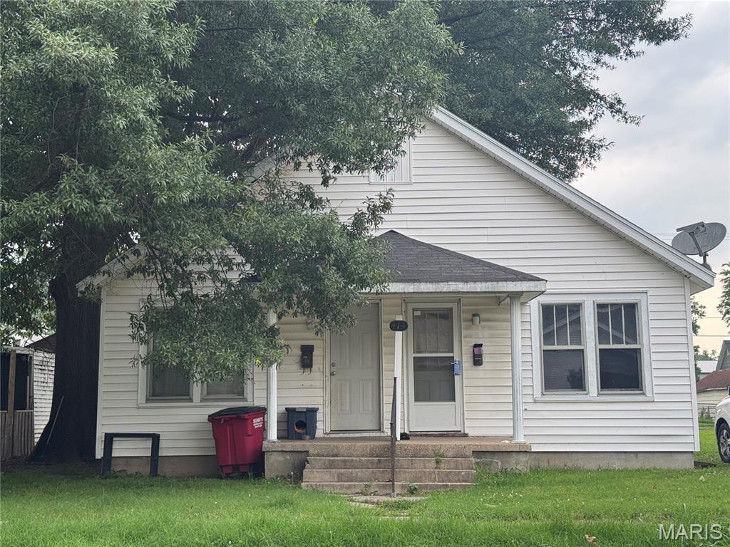 414 Matthews Ave, Sikeston, MO 63801 - bungalow-style home with a front lawn and a porch