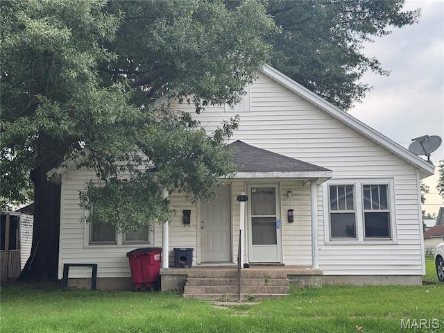 414 Matthews Ave, Sikeston, MO 63801 - bungalow-style home with a front lawn and a porch