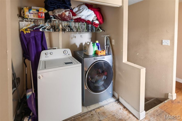 806 Erika Leigh Ct, Caseyville, IL 62232 - laundry room featuring washing machine and dryer
