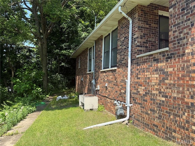 111 N Levering Ave, Hannibal, MO 63401 - view of side of property with brick siding and a lawn