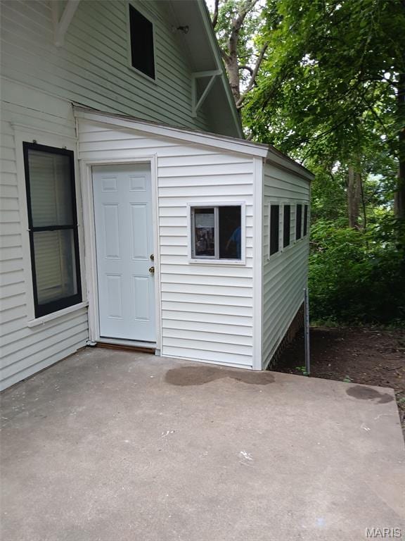 111 N Levering Ave, Hannibal, MO 63401 - property entrance with a patio area
