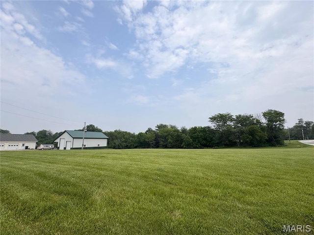 3581 Eagle Crest Dr, Palmyra, MO 63461 - view of grassy yard with a garage