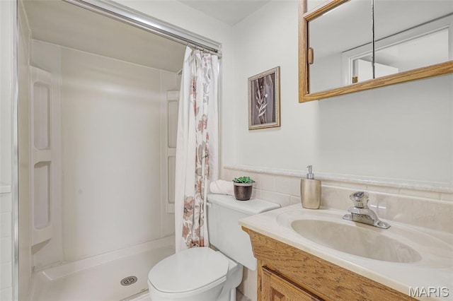 1385 Mallard Ln, Florissant, MO 63031 - bathroom with vanity and a shower with curtain