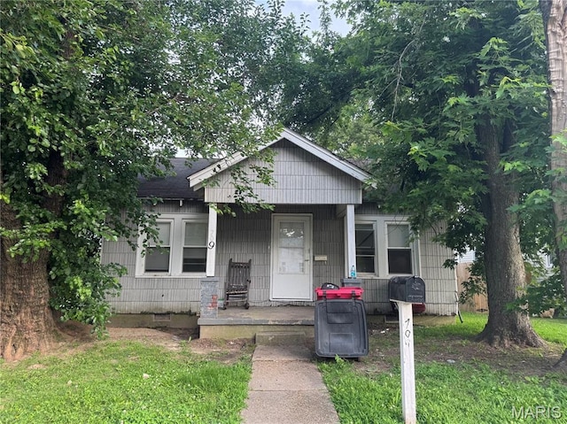 709 E Gladys St, Sikeston, MO 63801 - bungalow-style house featuring covered porch and crawl space