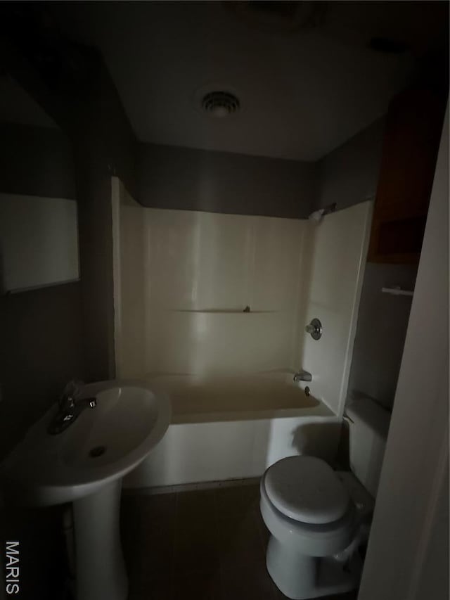 711 E Gladys St, Sikeston, MO 63801 - bathroom featuring toilet and washtub / shower combination