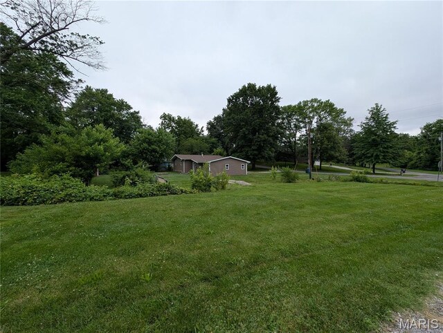 326 S Elm St, Bethalto, IL 62010 - view of green lawn