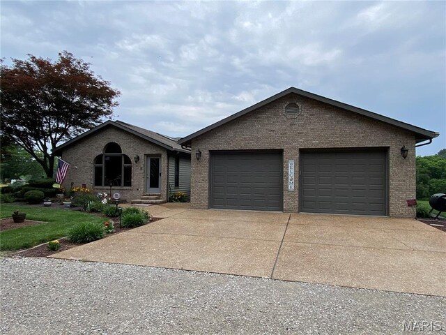 12702 Crestview Ln, Trenton, IL 62293