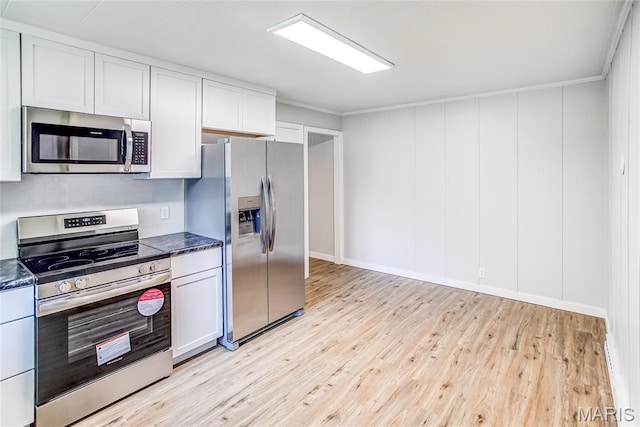 420 E Hauser St, Litchfield, IL 62056 - kitchen with stainless steel appliances, light wood-type flooring, dark countertops, and ornamental molding