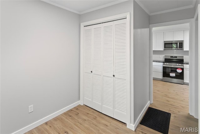 420 E Hauser St, Litchfield, IL 62056 - kitchen with appliances with stainless steel finishes, white cabinets, light wood-type flooring, crown molding, and baseboards