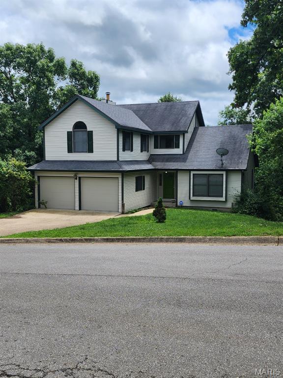 108 Auburn Dr, Waynesville, MO 65583 - traditional-style home with an attached garage, a front yard, and driveway