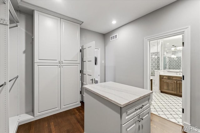33 Dromara Rd, Ladue, MO 63124