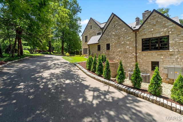 33 Dromara Rd, Ladue, MO 63124