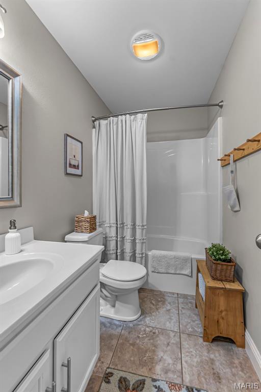 147 Old Towne Ln, Cape Girardeau, MO 63701 - bathroom featuring vanity, toilet, and shower / bathtub combination with curtain