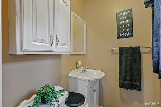17504 Division St, Kennett, MO 63857 - half bathroom featuring vanity
