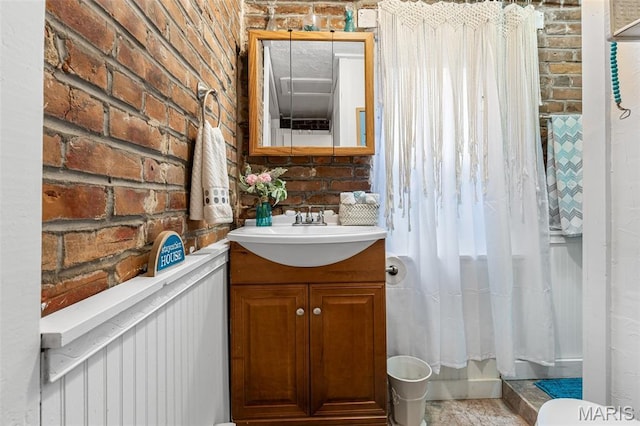 698N 3rd St, Saint Genevieve, MO 63670 - full bath featuring vanity and a shower with shower curtain