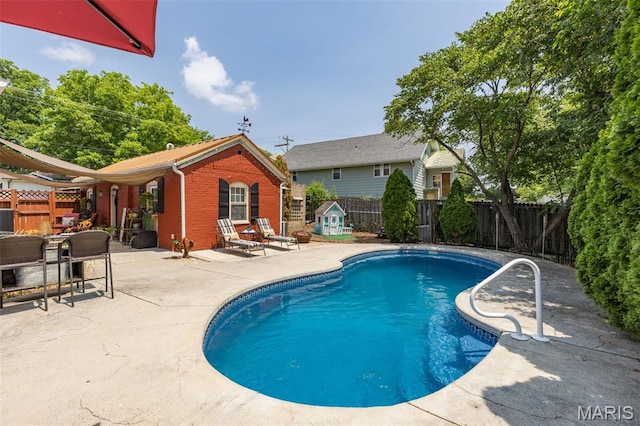 698N 3rd St, Saint Genevieve, MO 63670 - view of swimming pool featuring a patio and a fenced backyard