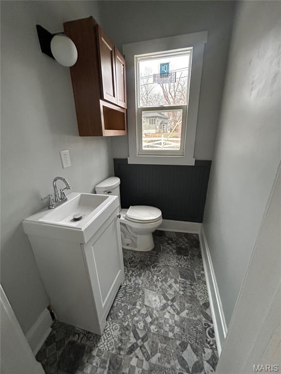 107 N 18th St, Belleville, IL 62226 - bathroom featuring toilet and baseboards