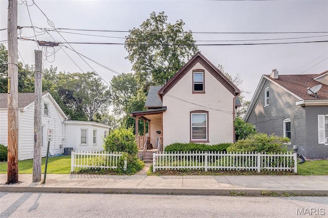 27 N 14th St, Belleville, IL 62220 - view of front facade featuring a fenced front yard