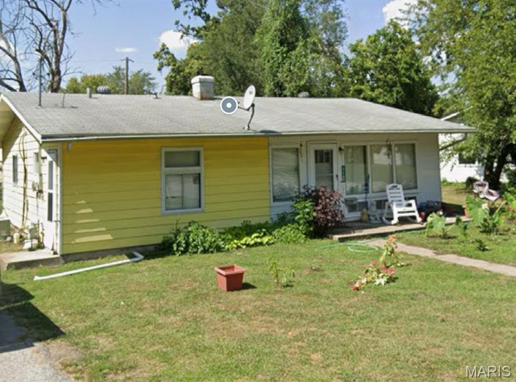 2209 Elm Ave, Granite City, IL 62040 - view of front of property featuring a front lawn