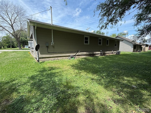 205 S 6th, Shelbina, MO 63468 - back of house with a lawn