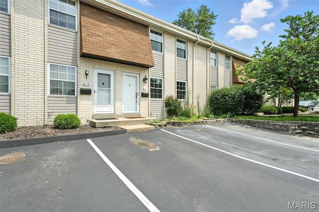 811 Wendevy Ct, Ballwin, MO 63011 - view of property with uncovered parking