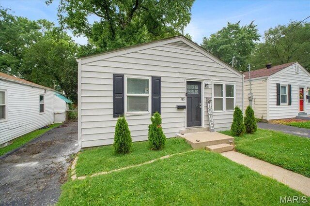 135 Anabel Ave, Saint Louis, MO 63135 - view of front facade featuring a front lawn