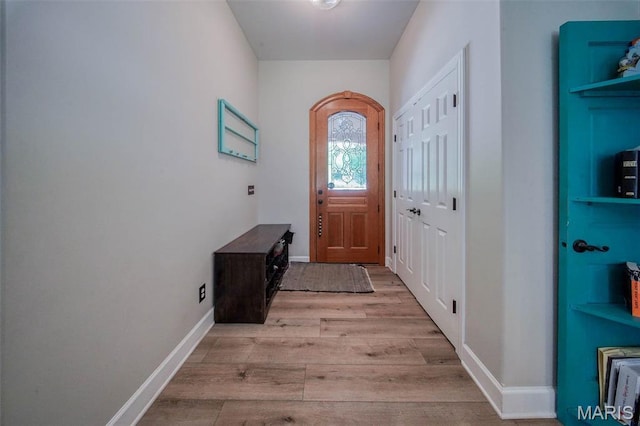 10660 Fawn Rdg, Rolla, MO 65401 - doorway featuring wood finished floors and baseboards