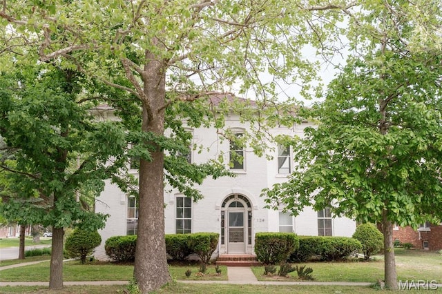 124 W Ross St, Palmyra, MO 63461 - view of front of house featuring a front yard and brick siding