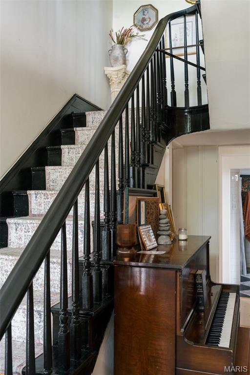 124 W Ross St, Palmyra, MO 63461 - view of stairs