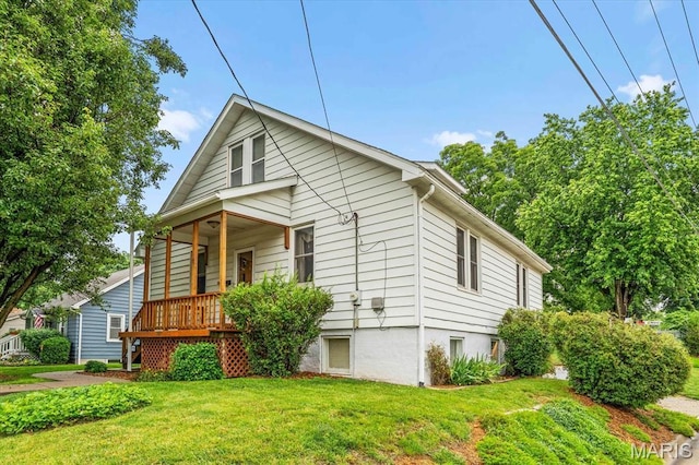 542 S Main St, Waterloo, IL 62298 - view of front of property with a front lawn and covered porch