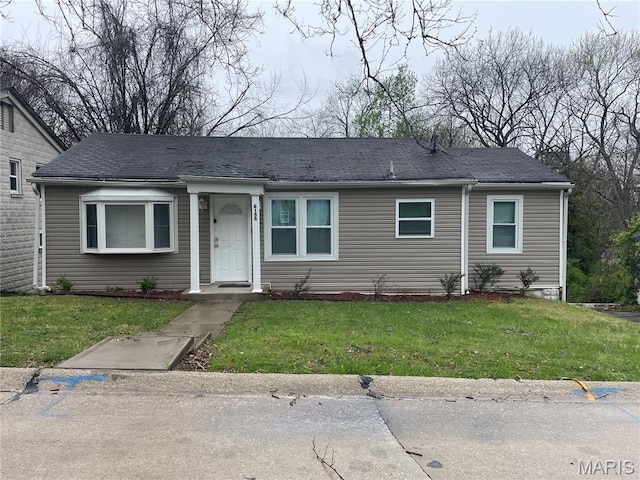 6155 Emerald Ave, Saint Louis, MO 63135 - view of front facade featuring a front lawn