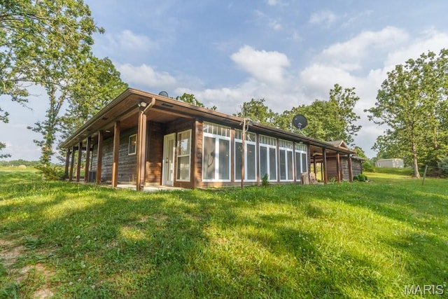 19395 Ripley Dr, Lebanon, MO 65536 - back of property featuring a yard